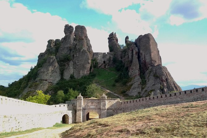 All inclusive Belogradchik fort and Venetsa cave day tour - The long day and physical demands